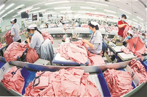 紡企訂單多 工人生產(chǎn)忙 服裝服飾迎新春生產(chǎn)高峰